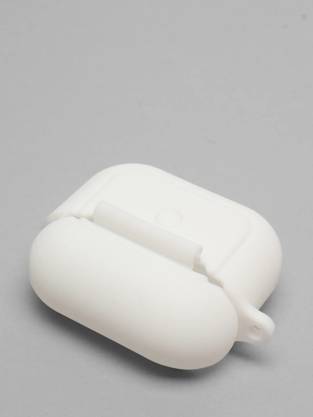 Белый чехол для наушников Apple Airpods 3 с карабином силиконовый