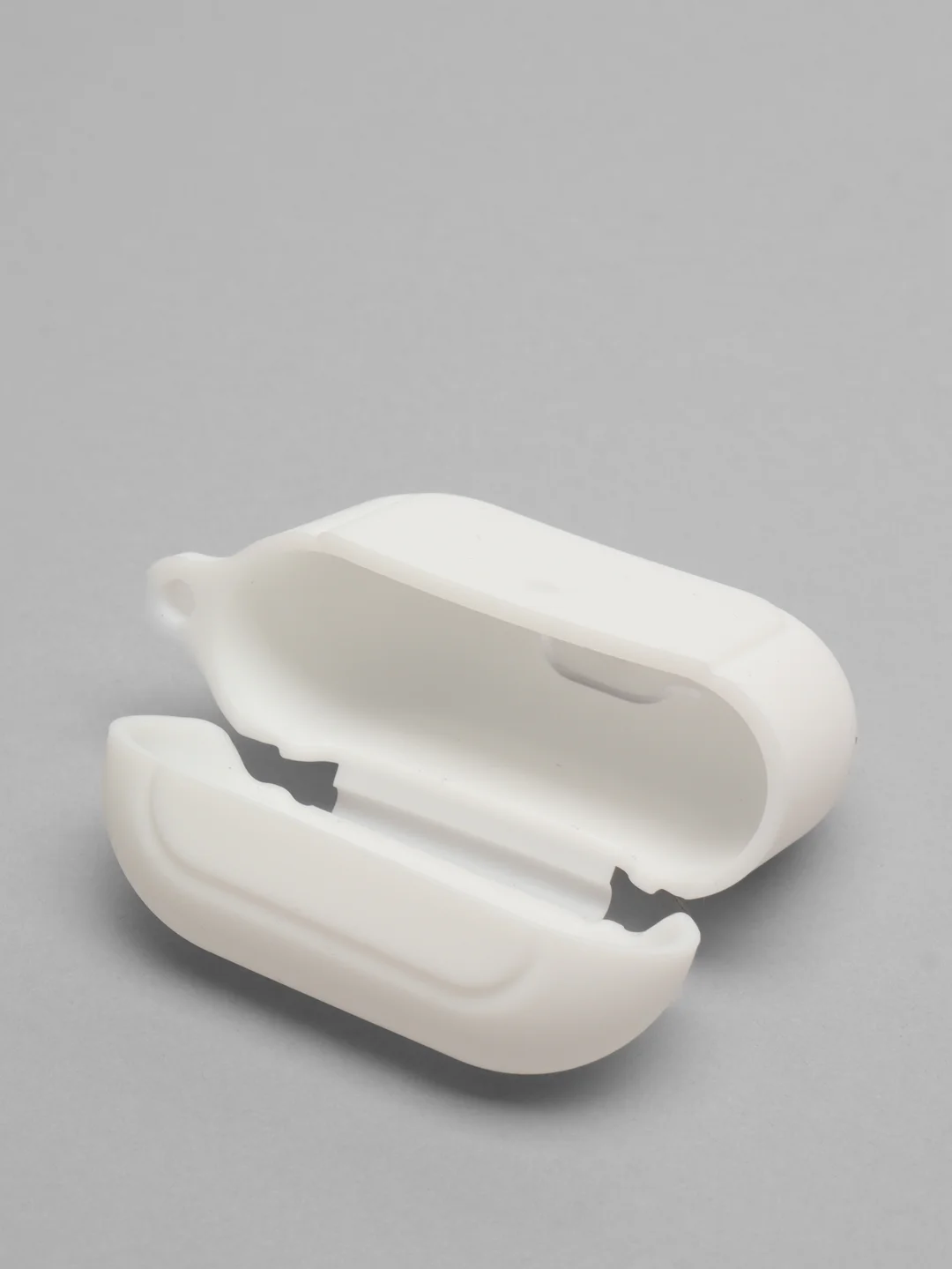 Белый чехол для наушников Apple Airpods 3 с карабином силиконовый