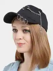 Черный кепка с вшитыми металлическими кольцами, подвесная цепочка