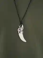Прозрачный кулон "Клык"