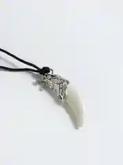 Серый кулон "Клык"