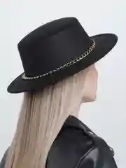 Черный женская шляпа с цепочкой