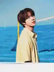 Бежевый наклейка на банковскую карту "Ким Сокджин BTS"