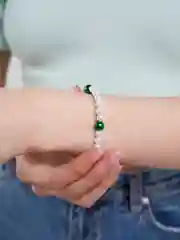 Алый браслет на руку из жемчуга/бусин без застежки на эластичной нити
