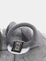Серый бантик на резинке