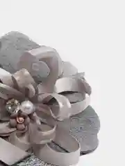 Серый бантик на резинке