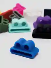Белый силиконовый держатель для наушников AirPods
