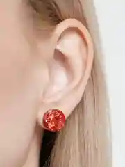 Красный серьги-гвоздики из смолы