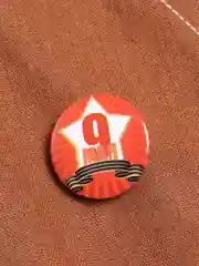 Бежевый меланж значок на 9 мая