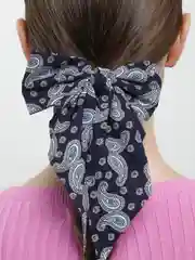 Черный атласный резинка-бант для волос