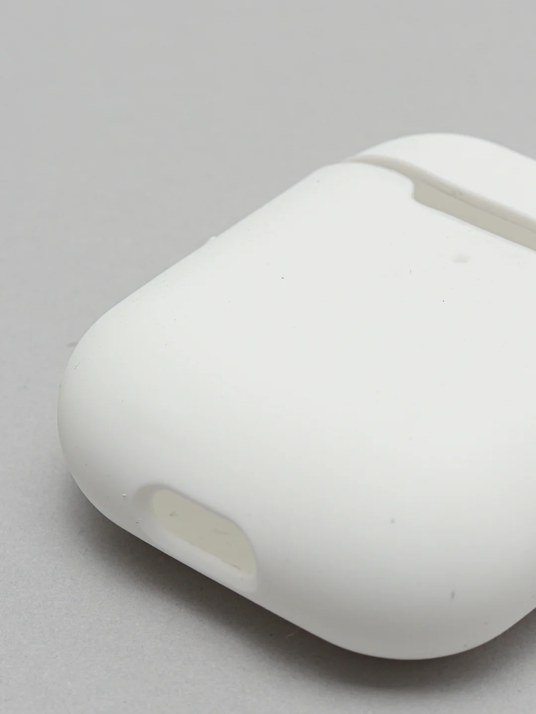 Белый силиконовый чехол для беспроводных наушников AirPods