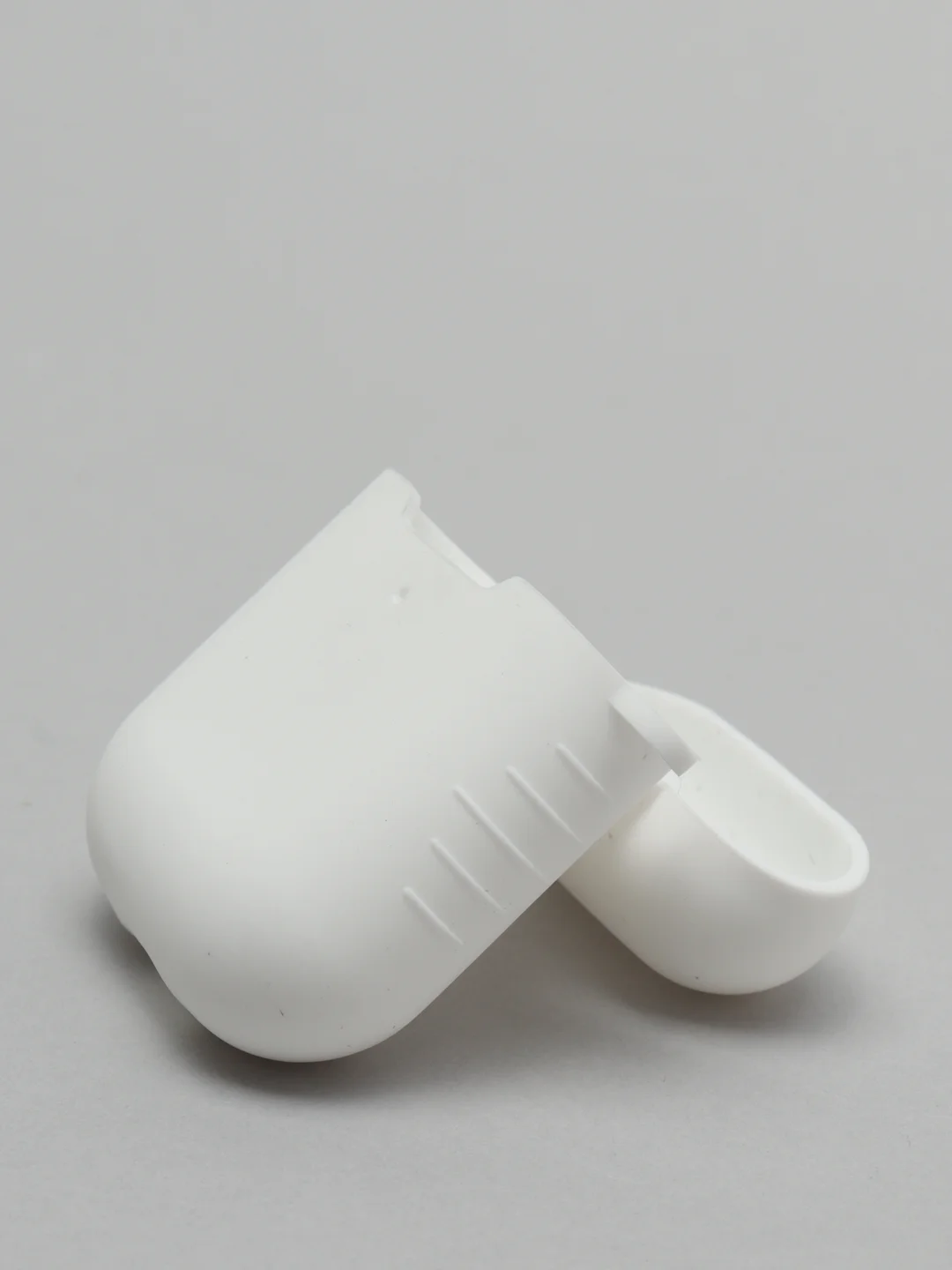 Белый силиконовый чехол для беспроводных наушников AirPods