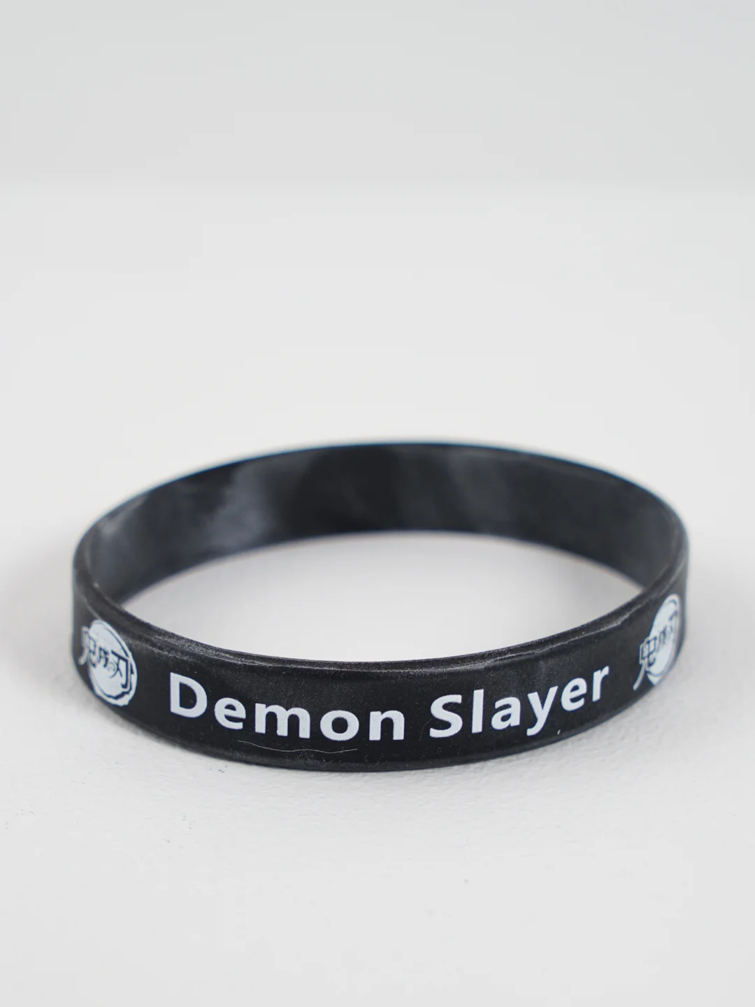 Черный силиконовый браслет по аниме "Клинок, рассекающий демонов"(Demon Slayer: Kimetsu no Yaiba)