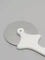 Белый нож для нарезки теста и пиццы