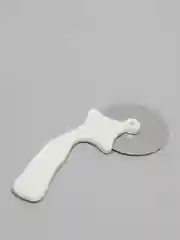Белый нож для нарезки теста и пиццы