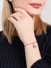 Коралловый меланж браслет красная нить с кулоном