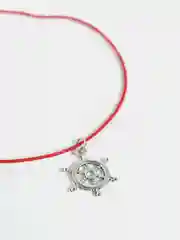Коралловый меланж браслет красная нить с кулоном