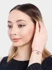Коралловый меланж браслет красная нить с кулоном