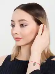 Алый браслет красная нить с кулоном