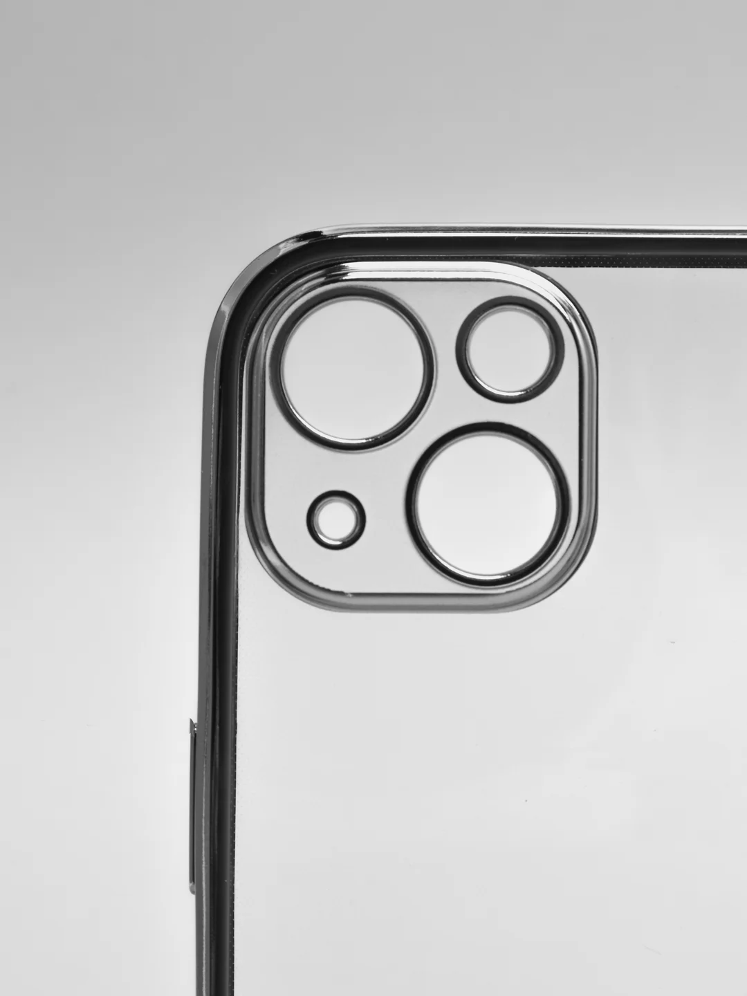 Зеленый чехол силиконовый с золотым ободком iPhone 13 (6.1)