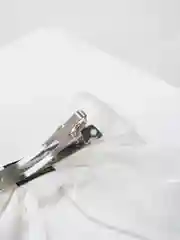 Белый атласный бант для волос на заколке-автомат