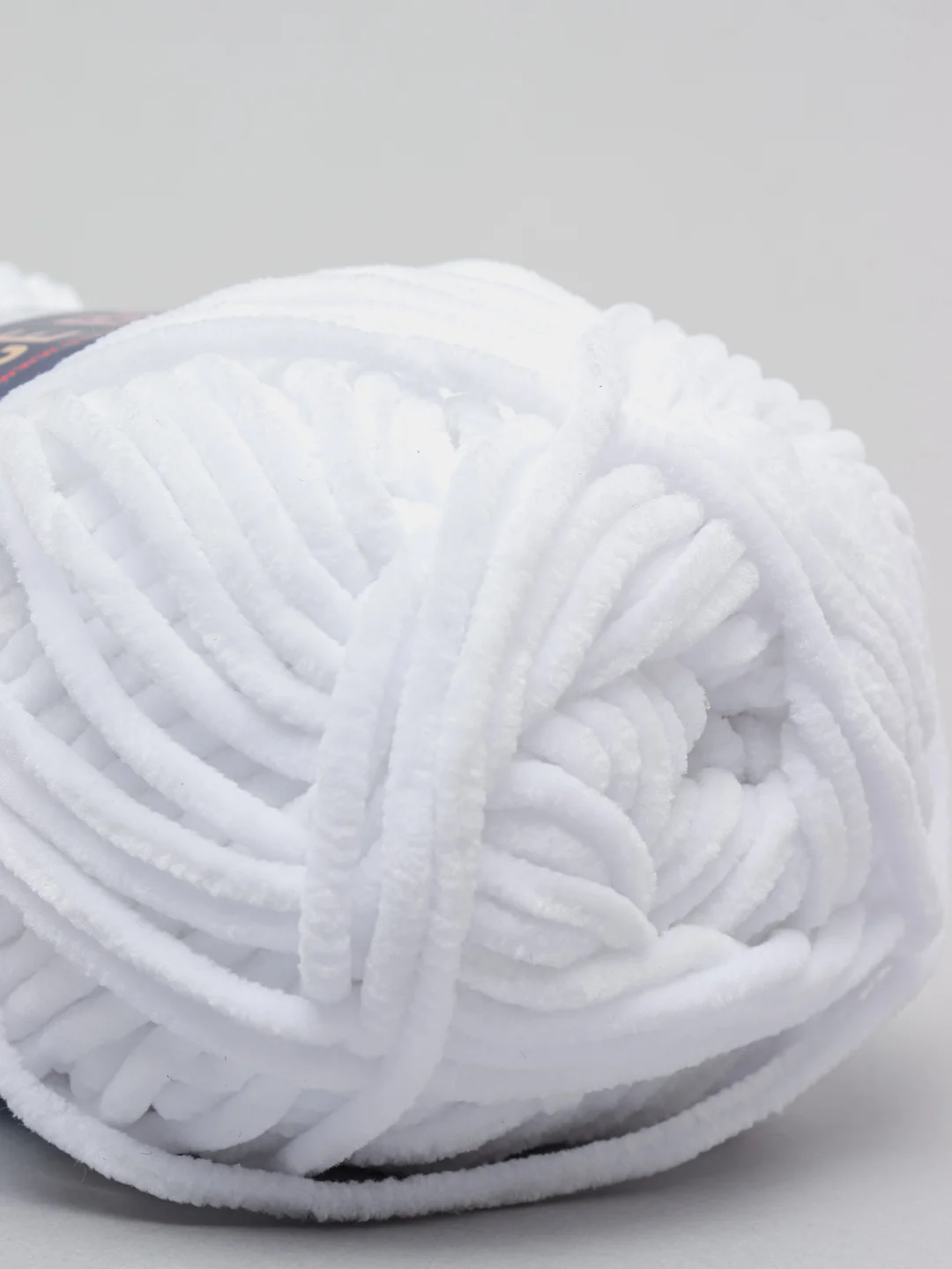 Белый пряжа плюшевая YarnArt "Dolce Baby", 100% микрополиэстер, 50 г, 85 м