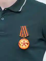 Желтый значок "День победы! 9 мая", медаль