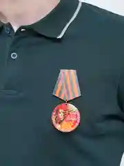 Багровый значок "День победы! 9 мая", медаль