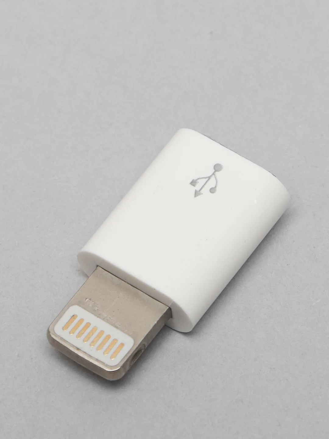 Белый переходник с microUSB на iPhone