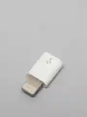 Белый переходник с microUSB на iPhone