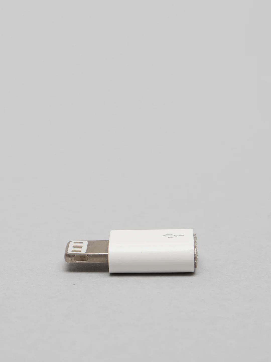 Белый переходник с microUSB на iPhone