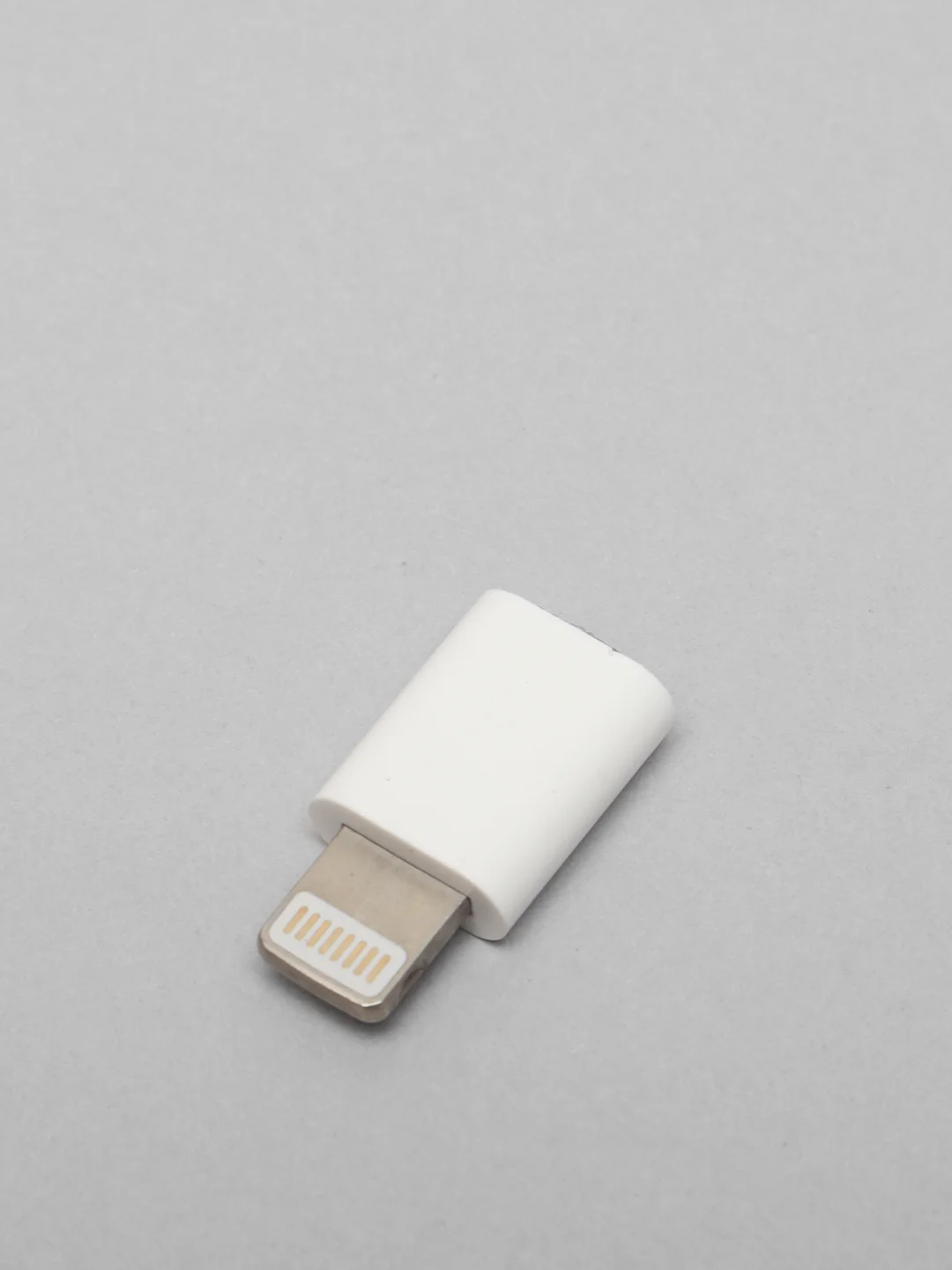 Белый переходник с microUSB на iPhone