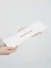 Белый бант-резинка для волос