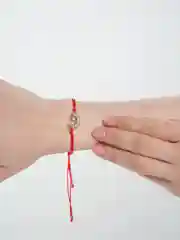 Белый браслет/ красная нить / браслет с подвеской