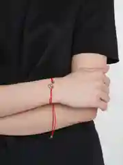 Белый браслет/ красная нить / браслет с подвеской
