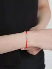 Бежевый меланж браслет/ красная нить / браслет с подвеской