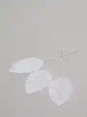 Белый листья декоративные на веточке