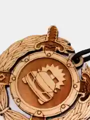 Багровый ароматизатор деревянный для автомобиля "Службы и войска России"