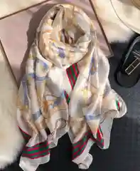 Молочный шарф женский