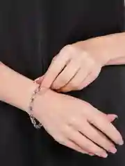 Браслет с красными камнями