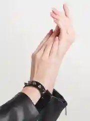 Браслет с шипами