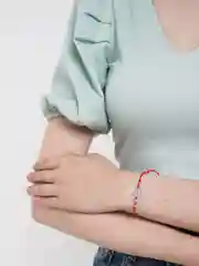 Багровый браслет красная нить "Исполнение желаний" с кулоном