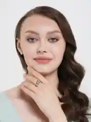 Белый кольцо с камнем