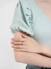 Белый кольцо с камнем