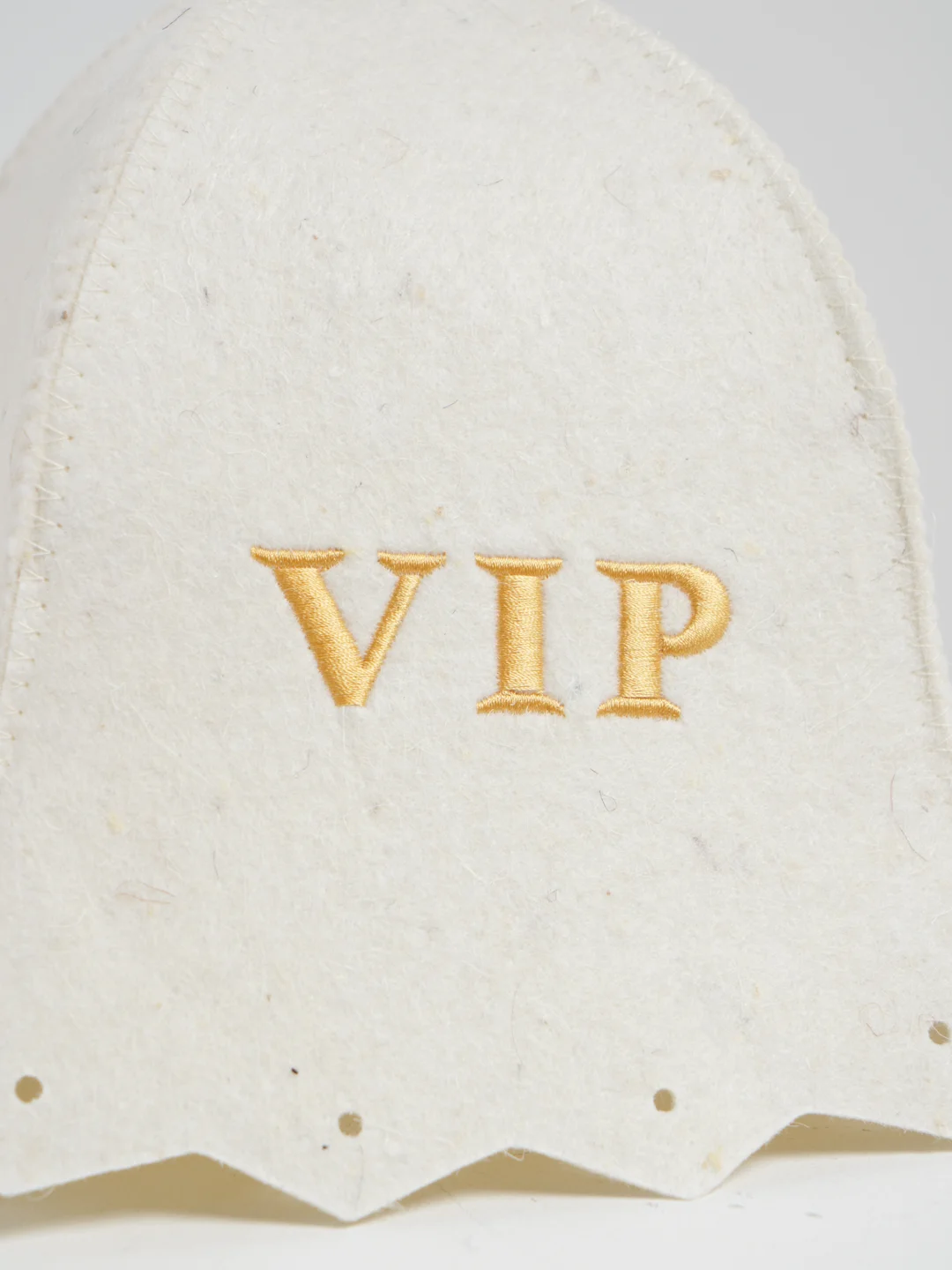 Шапка с вышивкой "VIP"