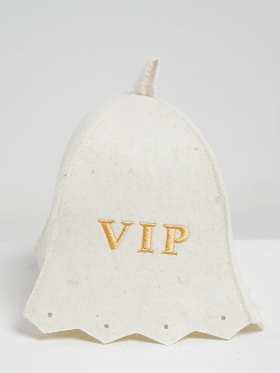 Шапка с вышивкой "VIP"