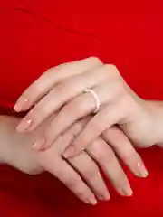 Белый кольцо из бисера с бусинами