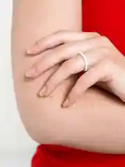 Белый кольцо из бисера с бусинами