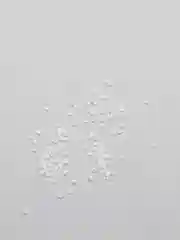 Белый бисер стеклянный мелкий и крупный