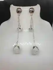 Белый серьги